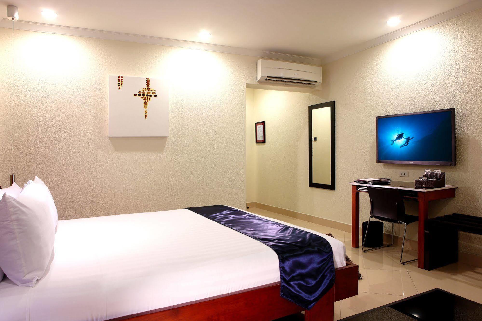 Queens Hotel Angeles City Eksteriør billede